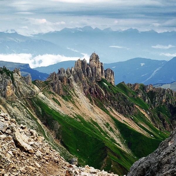 Le col entre Sassopiatto et Sassolungo avec le vaste plateau de l'Alpe di Siusi visible en contrebas