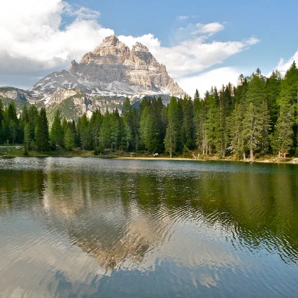 Le lac d'Antorno reflétant les Tre Cime di Lavaredo et les sommets dolomitiques environnants