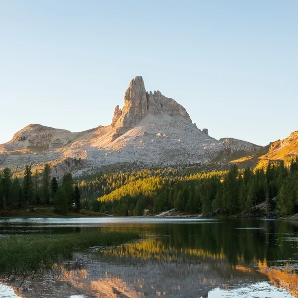 Le lac de Federa au pied des parois de la Croda da Lago dans les Dolomites