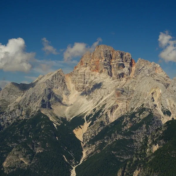 Les falaises rouges de la Croda Rossa d'Ampezzo dominant les alpages verts de Prato Piazza