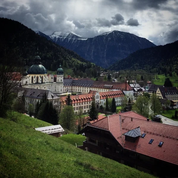 L'abbaye d'Ettal avec son dôme baroque dominant le fond de la vallée de l'Ammergau