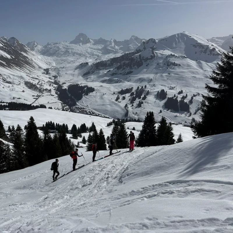 Hugo en randonnée dans les montagnes