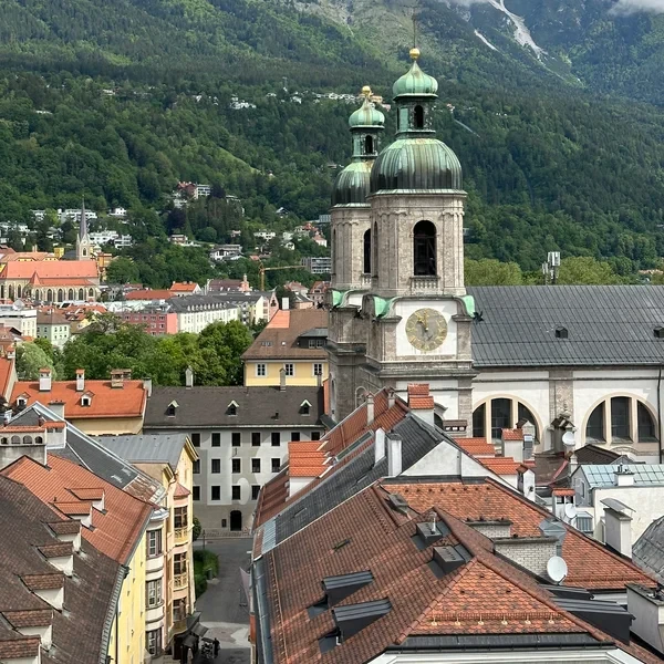 La cathédrale Saint-Jacques d'Innsbruck et ses dômes verts dans la vieille ville avec les montagnes du Nordkette en arrière-plan
