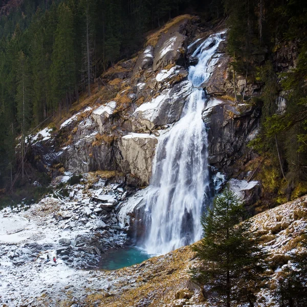 Les cascades de Krimml tombant en trois paliers dans un versant boisé du parc national du Hohe Tauern