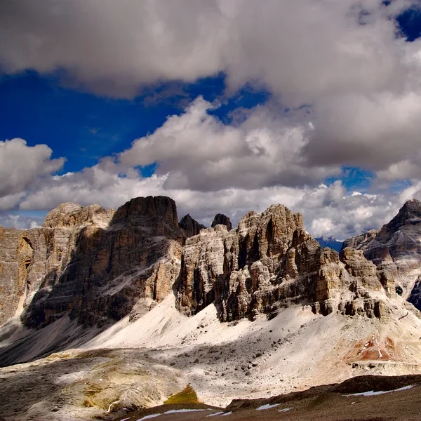 Vue panoramique depuis le sommet du Lagazuoi sur la vallée de Cortina et les sommets des Tofane