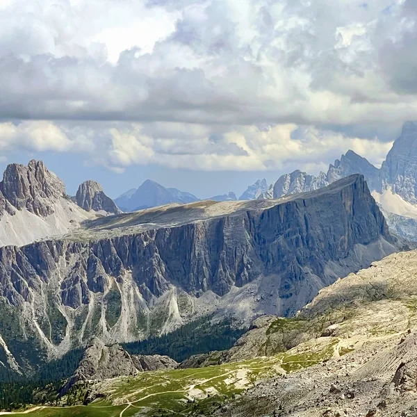 Le plateau du Lagazuoi dans les Dolomites avec les falaises dorées et le panorama sur les Alpes