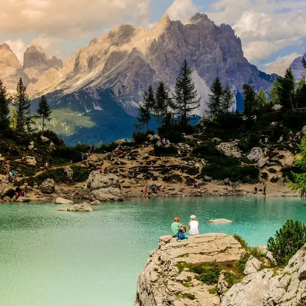 Eau turquoise du Lago di Sorapis avec le piton rocheux Dito di Dio
