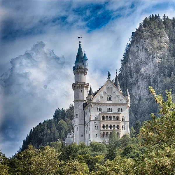 Le château de Neuschwanstein perché sur son éperon rocheux boisé dominant le village de Hohenschwangau