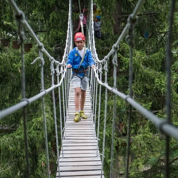 Parcours de cordes dans les arbres au Parco Avventura près d'Ortisei dans les Dolomites