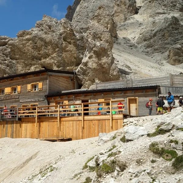 Les aiguilles et parois du massif du Rosengarten (Catinaccio) vus depuis le sentier au-dessus du val d'Ega