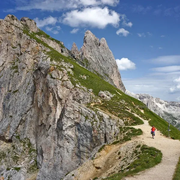 Randonneur sur la crête de Seceda avec les Odle en arrière-plan