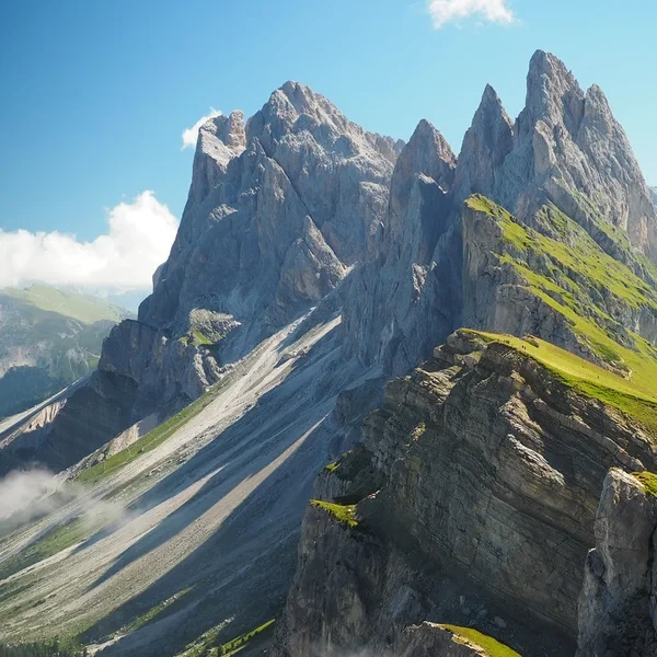 Le sentier de la crête de Seceda avec les aiguilles déchiquetées des Odle au-dessus des prairies alpines vertes en Val Gardena