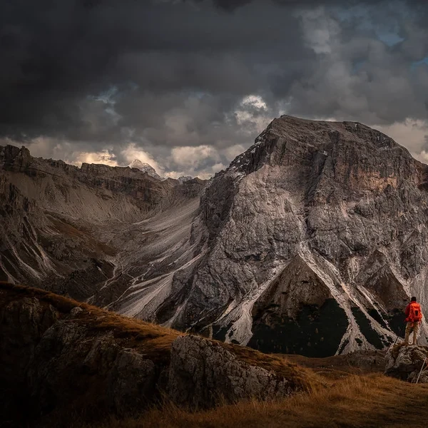 Le sentier Günther Messner traversant les crêtes calcaires du massif des Odle au-dessus du Val Funes