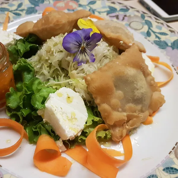 Golden tirtln, fritters filled with white cabbage, served with salad and apricot chutney