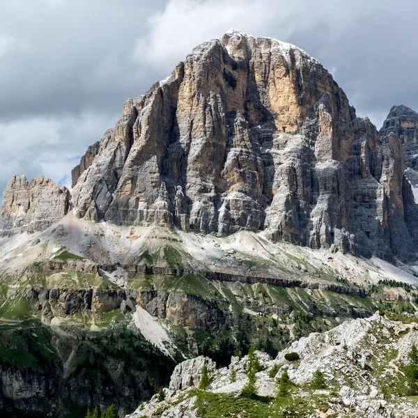 La face sud de la Tofana de Rozes dans les Dolomites avec ses falaises verticales et ses parois calcaires