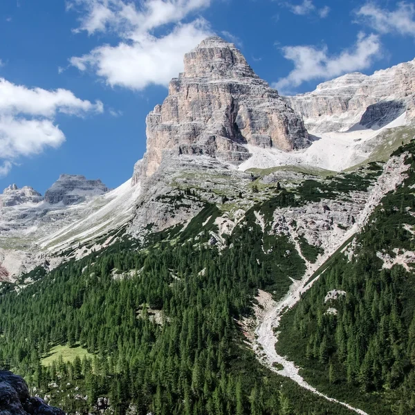 Le canyon étroit de Travenanzes avec ses hautes parois dolomitiques verticales encadrant le sentier