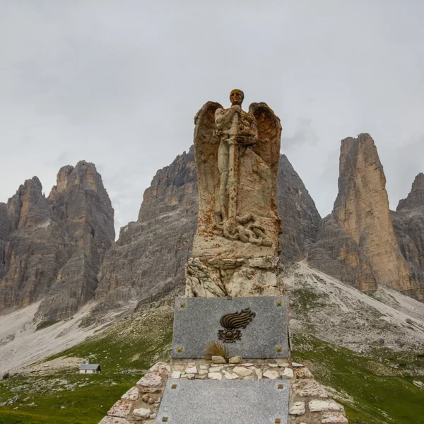 La statue de l'Ange des Tombés près du Rifugio Auronzo dans les Dolomites, sur la boucle des Tre Cime di Lavaredo