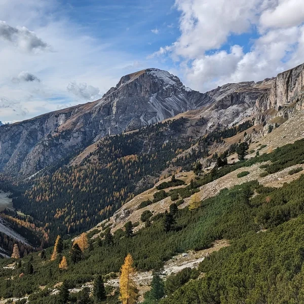La vallée de Vallunga et les falaises du massif de Puez vus depuis le sentier au cœur des Dolomites