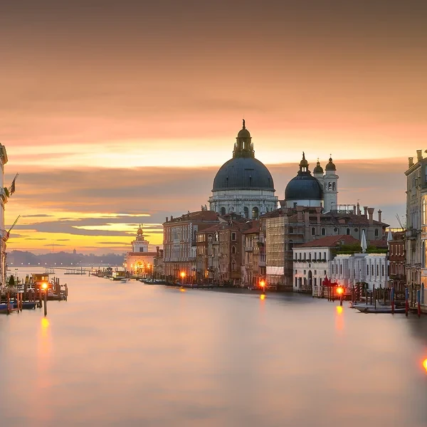 Le Grand Canal de Venise au coucher du soleil avec le dôme de Santa Maria della Salute en arrière-plan