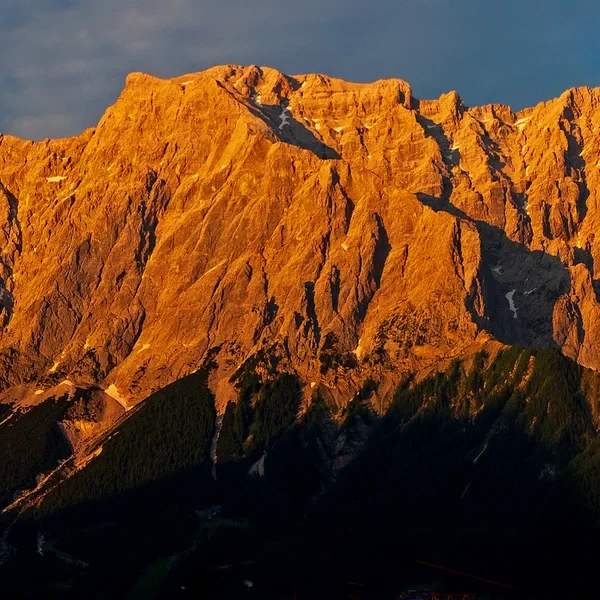 La face rocheuse de la Zugspitze et ses arêtes vues depuis le sentier au-dessus de Garmisch-Partenkirchen